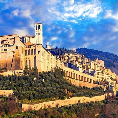 Suite Comunicanti, Tra Antico E Moderno Assisi Exterior foto