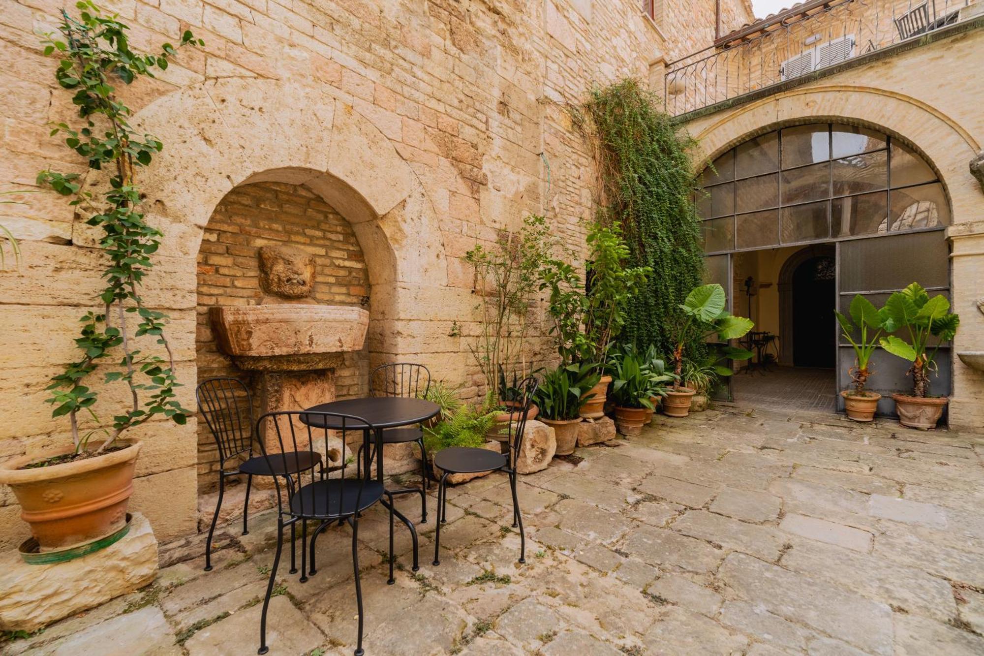 Suite Comunicanti, Tra Antico E Moderno Assisi Exterior foto