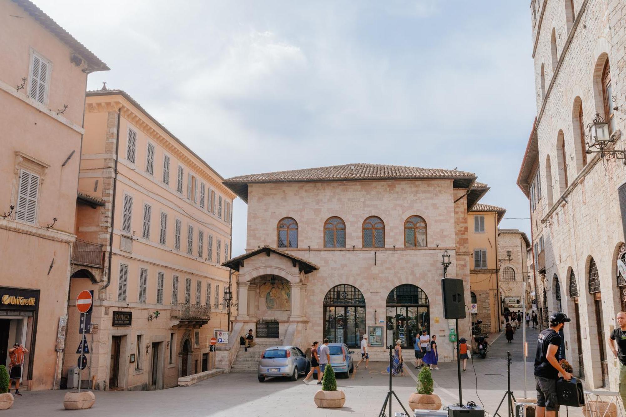 Suite Comunicanti, Tra Antico E Moderno Assisi Exterior foto