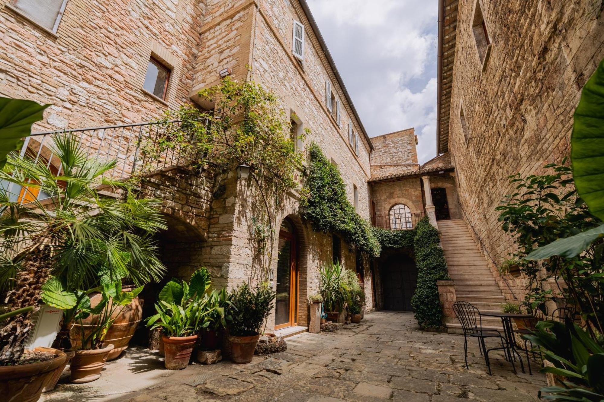 Suite Comunicanti, Tra Antico E Moderno Assisi Exterior foto